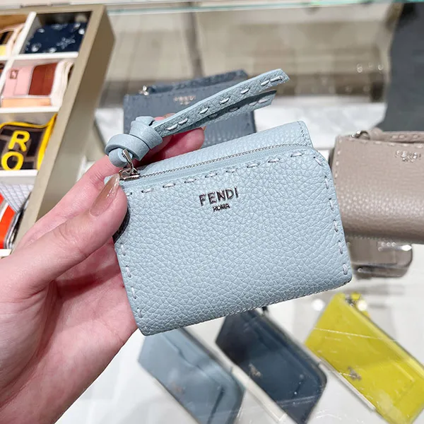 【可愛い♡】★フェンディ コピー★ ピーカブー マイクロ 三つ折り財布 8M0499ARC
