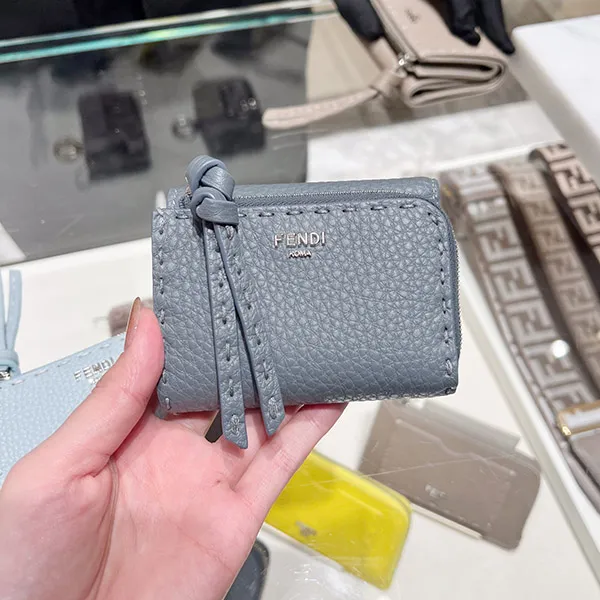 【可愛い♡】★フェンディ コピー★ ピーカブー マイクロ 三つ折り財布 8M0499ARC