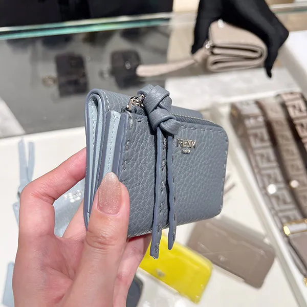 【可愛い♡】★フェンディ コピー★ ピーカブー マイクロ 三つ折り財布 8M0499ARC