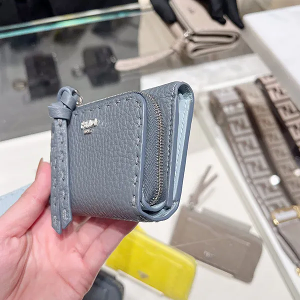 【可愛い♡】★フェンディ コピー★ ピーカブー マイクロ 三つ折り財布 8M0499ARC