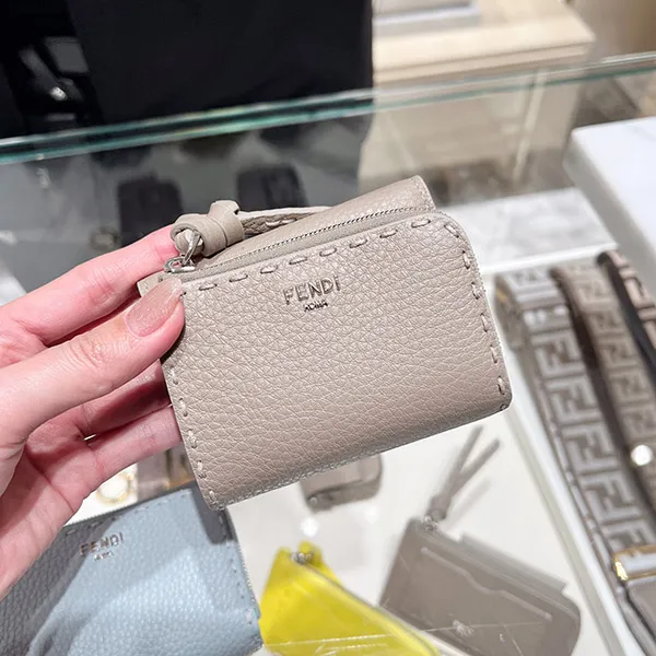 【可愛い♡】★フェンディ コピー★ ピーカブー マイクロ 三つ折り財布 8M0499ARC