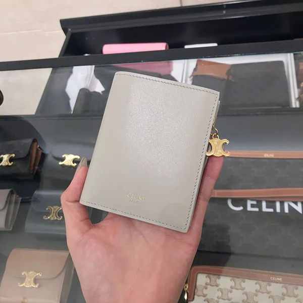 【トリオンフチャーム】★セリーヌ コピー★ コンパクトウォレット 10M103FRJ
