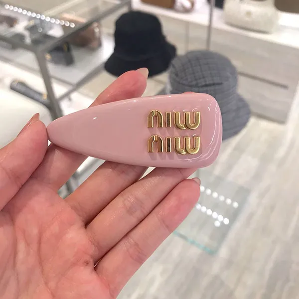 【定番人気♡】★ミュウミュウ スーパーコピー★パテントレザー ヘアクリップ 5IF092069