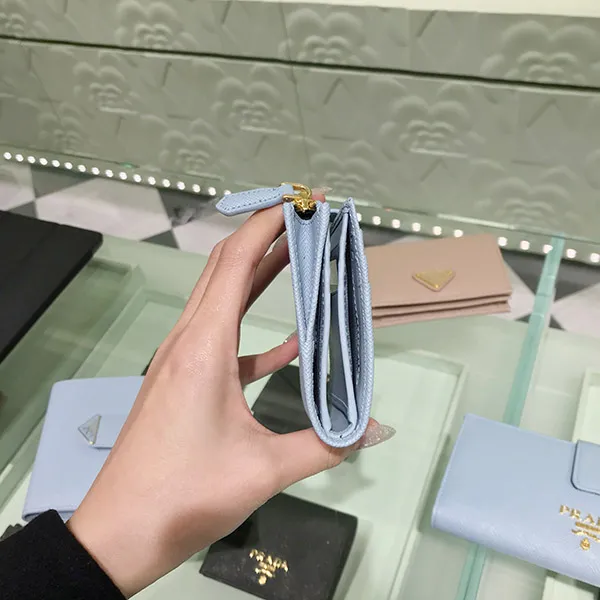 【トライアングルロゴ】★プラダ スーパーコピー★ サフィアーノタブ 折り財布 1ML047