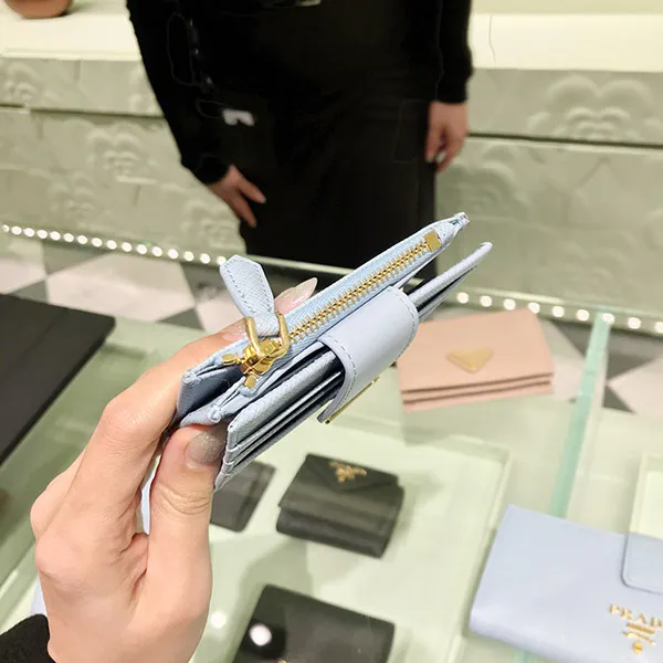 【トライアングルロゴ】★プラダ スーパーコピー★ サフィアーノタブ 折り財布 1ML047