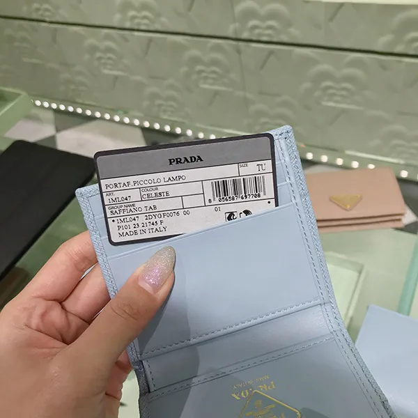 【トライアングルロゴ】★プラダ スーパーコピー★ サフィアーノタブ 折り財布 1ML047