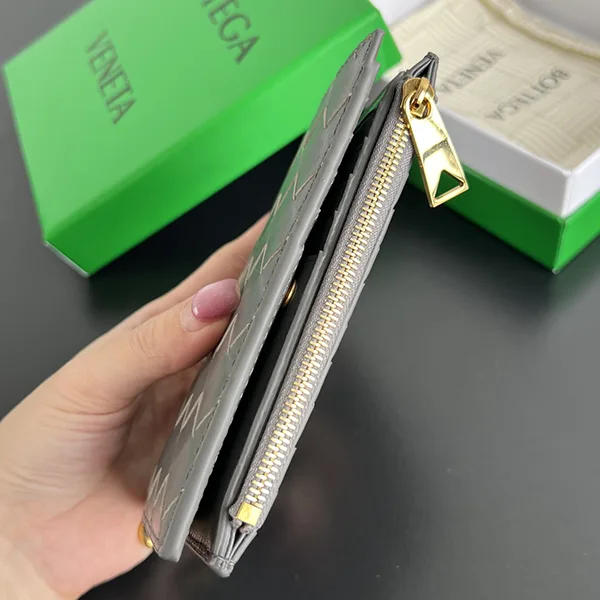 ボッテガヴェネタ ソルスティス コピー ミディアム 二つ折りウォレット 806078V4R4