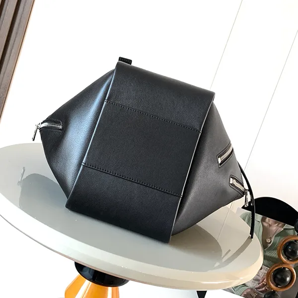 【ロエベ】ハンモックフリップ ミディアム レザー トートバッグ 偽物 lom11530