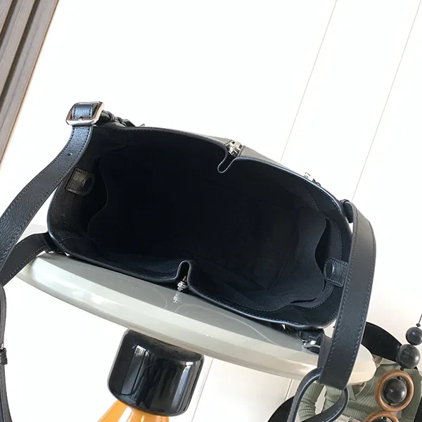 【ロエベ】ハンモックフリップ ミディアム レザー トートバッグ 偽物 lom11530