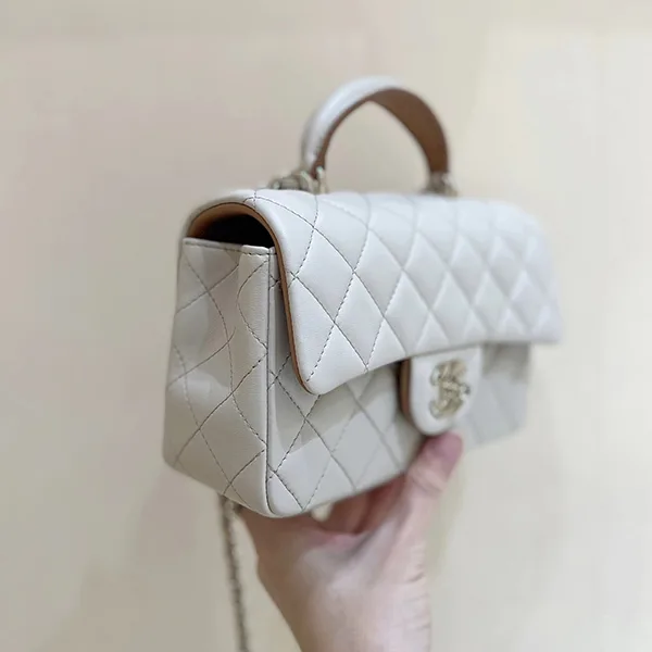 薄いブルーが上品!NEWサイズ シャネル ミニフラップバッグ コピー shn60491
