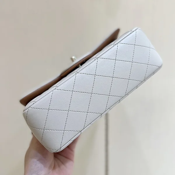 薄いブルーが上品!NEWサイズ シャネル ミニフラップバッグ コピー shn60491