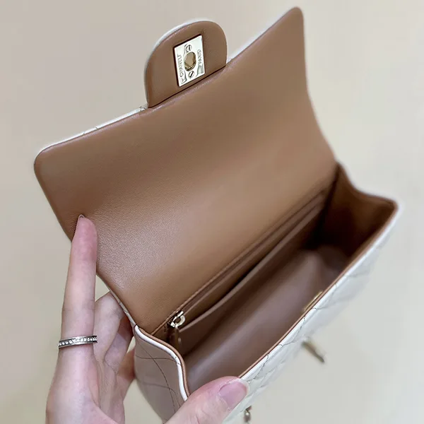 薄いブルーが上品!NEWサイズ シャネル ミニフラップバッグ コピー shn60491
