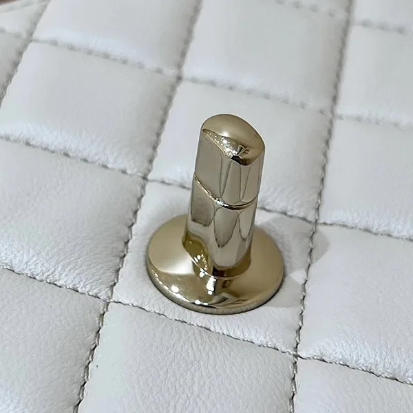 薄いブルーが上品!NEWサイズ シャネル ミニフラップバッグ コピー shn60491