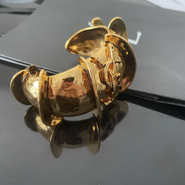 サンローラン カサンドラ ゴールドトーン カフブレスレット Sav04608