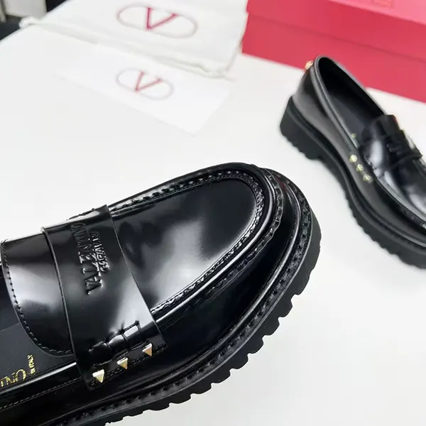 最新でオシャレ ヴァレンティノ ロックスタッズ カーフスキン ローファー Vuz67650