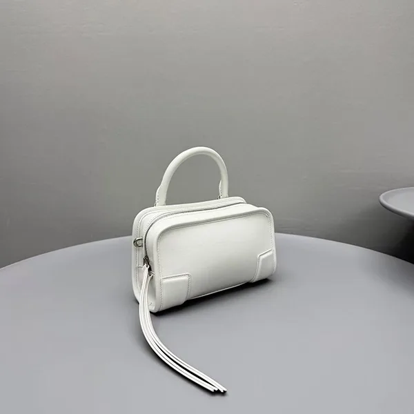 手元が踊る美【ロエベ】 アマソナ180 ソフトカーフバッグ 2サイズ展開 loe54570