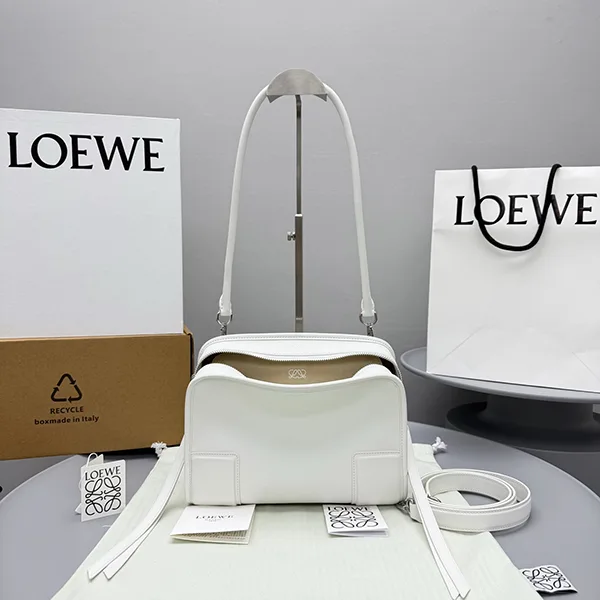 手元が踊る美【ロエベ】 アマソナ180 ソフトカーフバッグ 2サイズ展開 loe54570