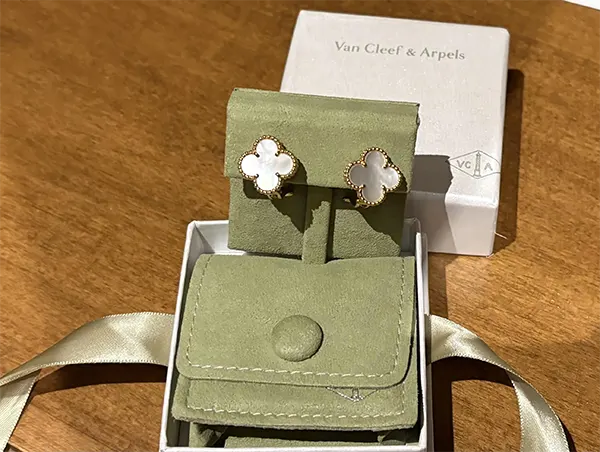 ヴァンクリーフ&アーペル ヴィンテージ アルハンブラ ピアス マザー オブ パールの天然石の紋様と18Kゴールドの接写ディテール画像