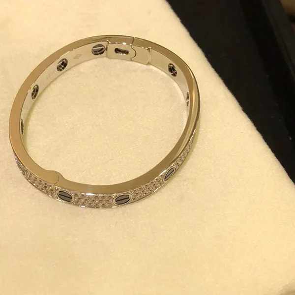 カルティエ LOVE ブレスレット 偽物 クラシックモデル kab72995