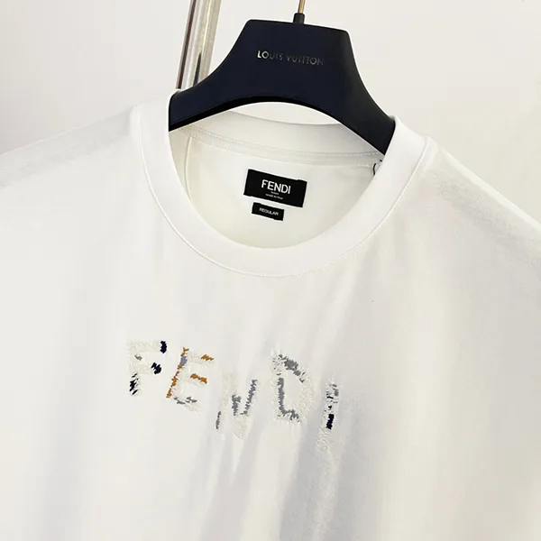 高品質♪♪♪フェンディ刺繍ロゴ 半袖Tシャツ コピー ホワイト feq63751