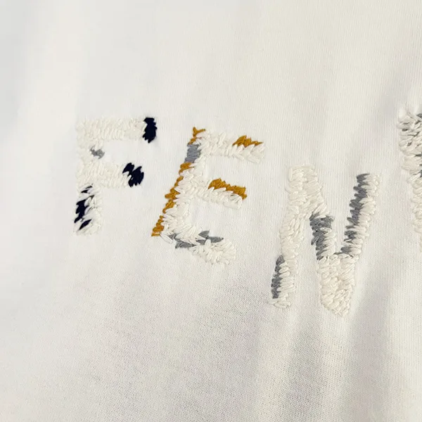 高品質♪♪♪フェンディ刺繍ロゴ 半袖Tシャツ コピー ホワイト feq63751