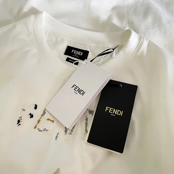 高品質♪♪♪フェンディ刺繍ロゴ 半袖Tシャツ コピー ホワイト feq63751