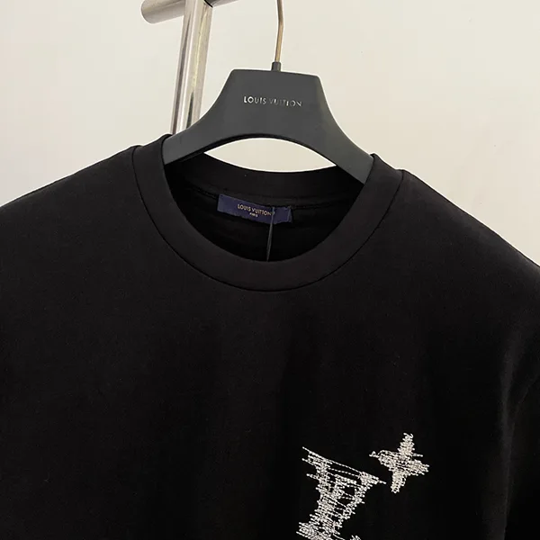 上品LVロゴ☆【ルイヴィトン】シグネチャーTシャツ 偽物 1AK7G5