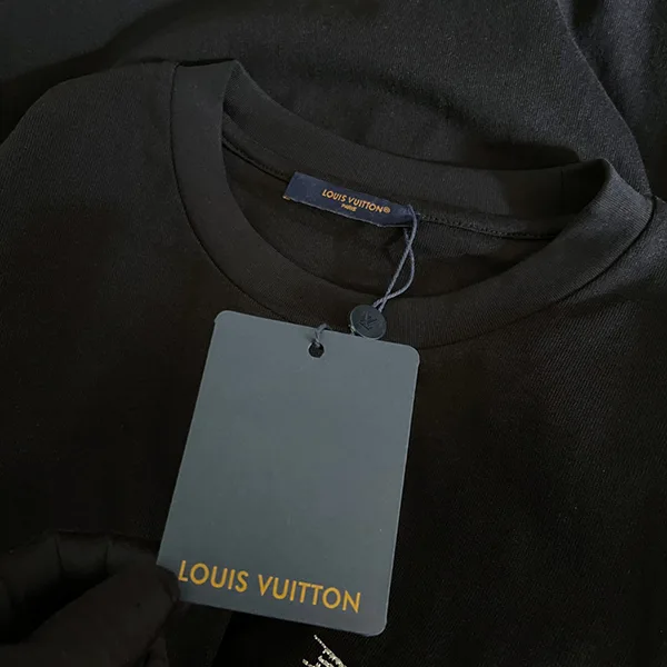 上品LVロゴ☆【ルイヴィトン】シグネチャーTシャツ 偽物 1AK7G5