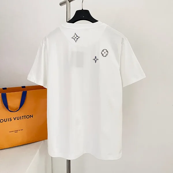 上品LVロゴ☆【ルイヴィトン】シグネチャーTシャツ 偽物 1AK7G5