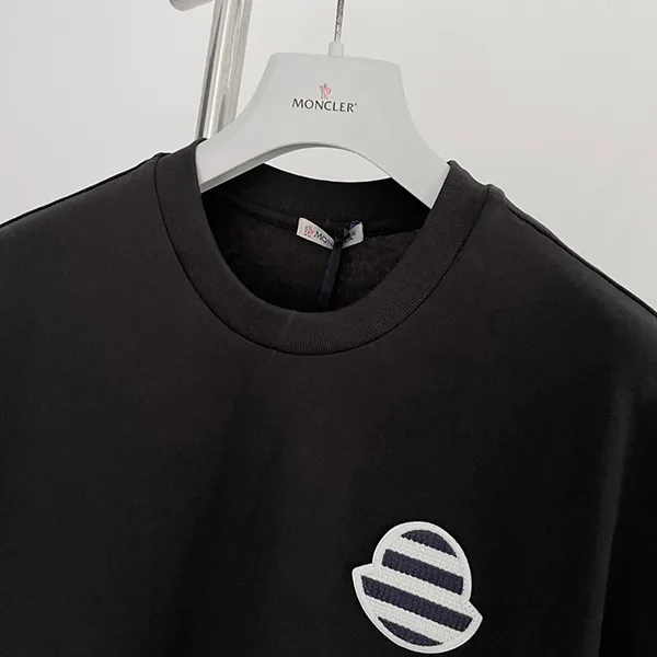 【モンクレール】ロゴ パッチ クルーネック T シャツ 8C0007189B8U