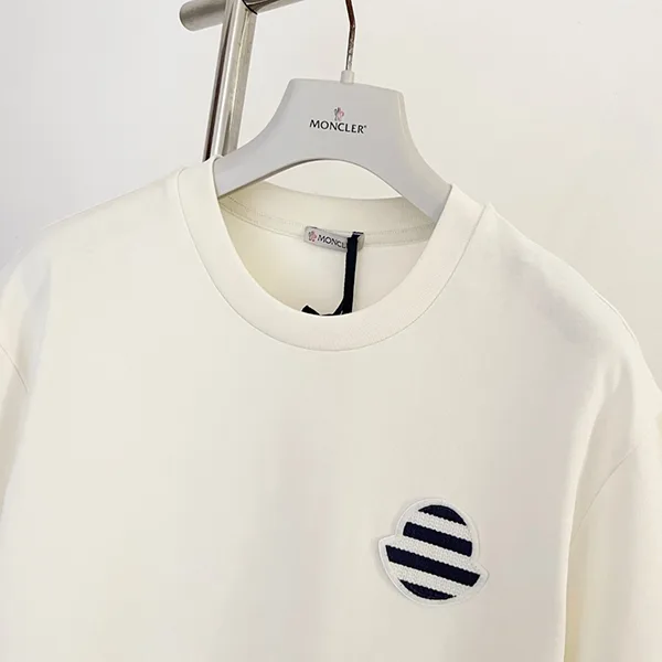 高品質【モンクレール】ロゴ パッチ クルーネック T シャツ コピー 8C0007189B8
