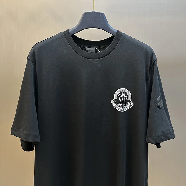 一目惚れ♪【モンクレール】ロゴパッチ クルーネック Tシャツ 偽物 moj66448