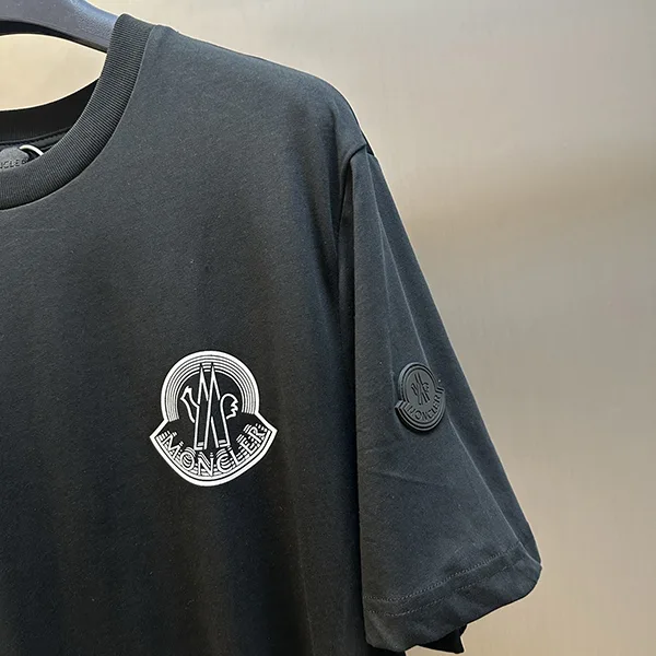 一目惚れ♪【モンクレール】ロゴパッチ クルーネック Tシャツ 偽物 moj66448