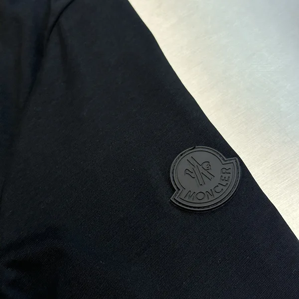 一目惚れ♪【モンクレール】ロゴパッチ クルーネック Tシャツ 偽物 moj66448