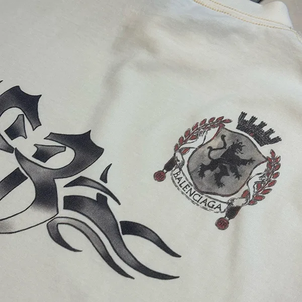 注目★バレンシアガ メンズ オーバーサイズ Tattoo Tシャツ クリーム bab00822