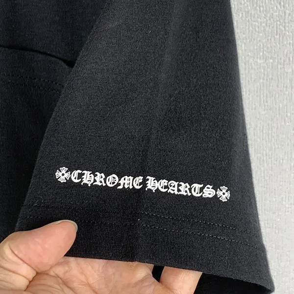 n級品 おすすめ クロムハーツ ラグジュアリー感満載なネックロゴTシャツ Kuk64548
