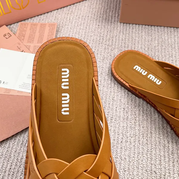 ミュウミュウ Leather slides サンダル・ミュール スーパーコピー 5XX678