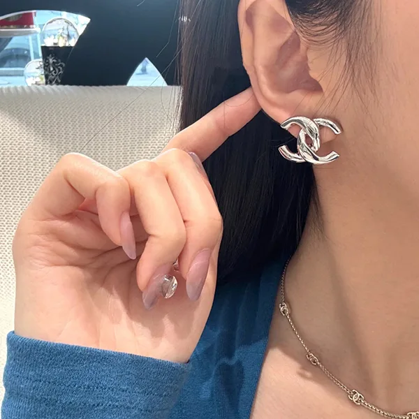 シンプル上品♪ シャネル ピアス コピー CCロゴ