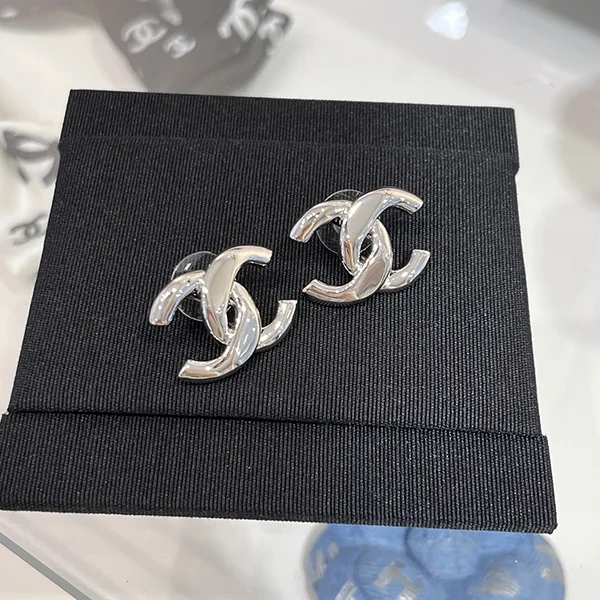 シンプル上品♪ シャネル ピアス コピー CCロゴ