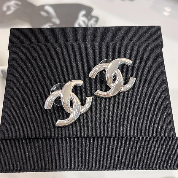 シンプル上品♪ シャネル ピアス コピー CCロゴ