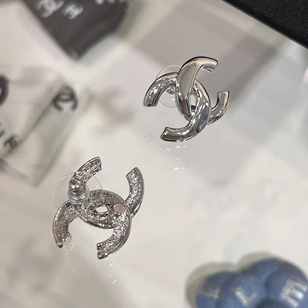 シンプル上品♪ シャネル ピアス コピー CCロゴ