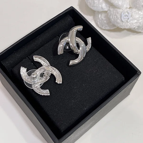 シンプル上品♪ シャネル ピアス コピー CCロゴ
