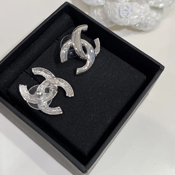 シンプル上品♪ シャネル ピアス コピー CCロゴ
