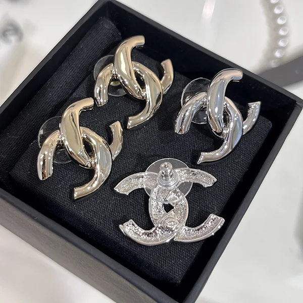 シンプル上品♪ シャネル ピアス コピー CCロゴ