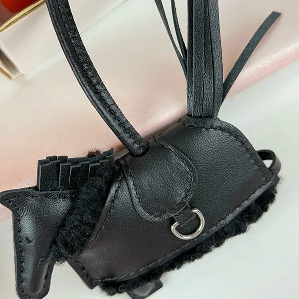 エルメス ロベオ ロック PM チャーム スーパーコピー H087387