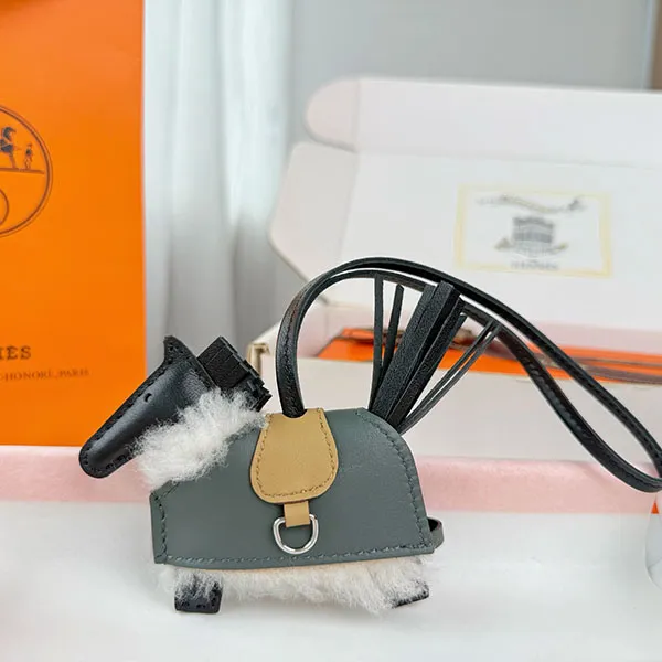 エルメス ロベオ ロック PM チャーム スーパーコピー H087387