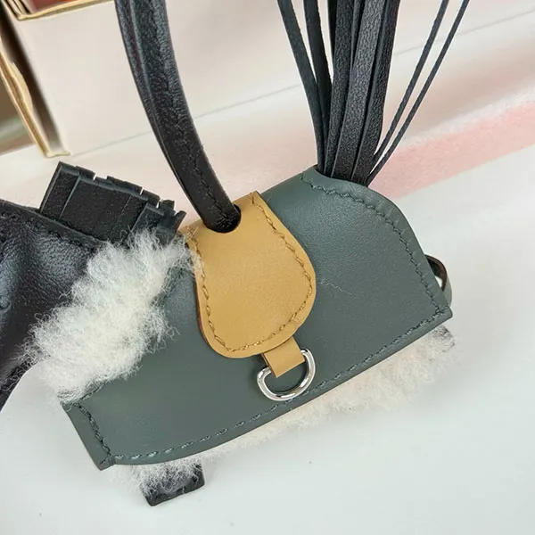 エルメス ロベオ ロック PM チャーム スーパーコピー H087387