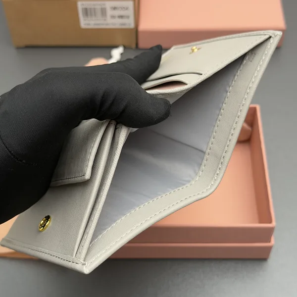 ミュウミュウ ナッパレザー 折りたたみ財布