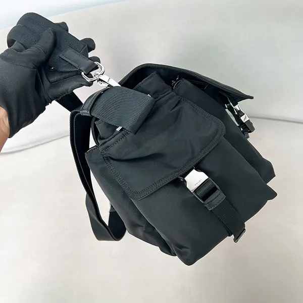 プラダ エクスプロア リナイロン&レザーバッグ