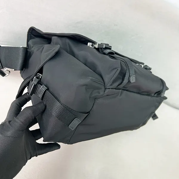 プラダ エクスプロア リナイロン&レザーバッグ
